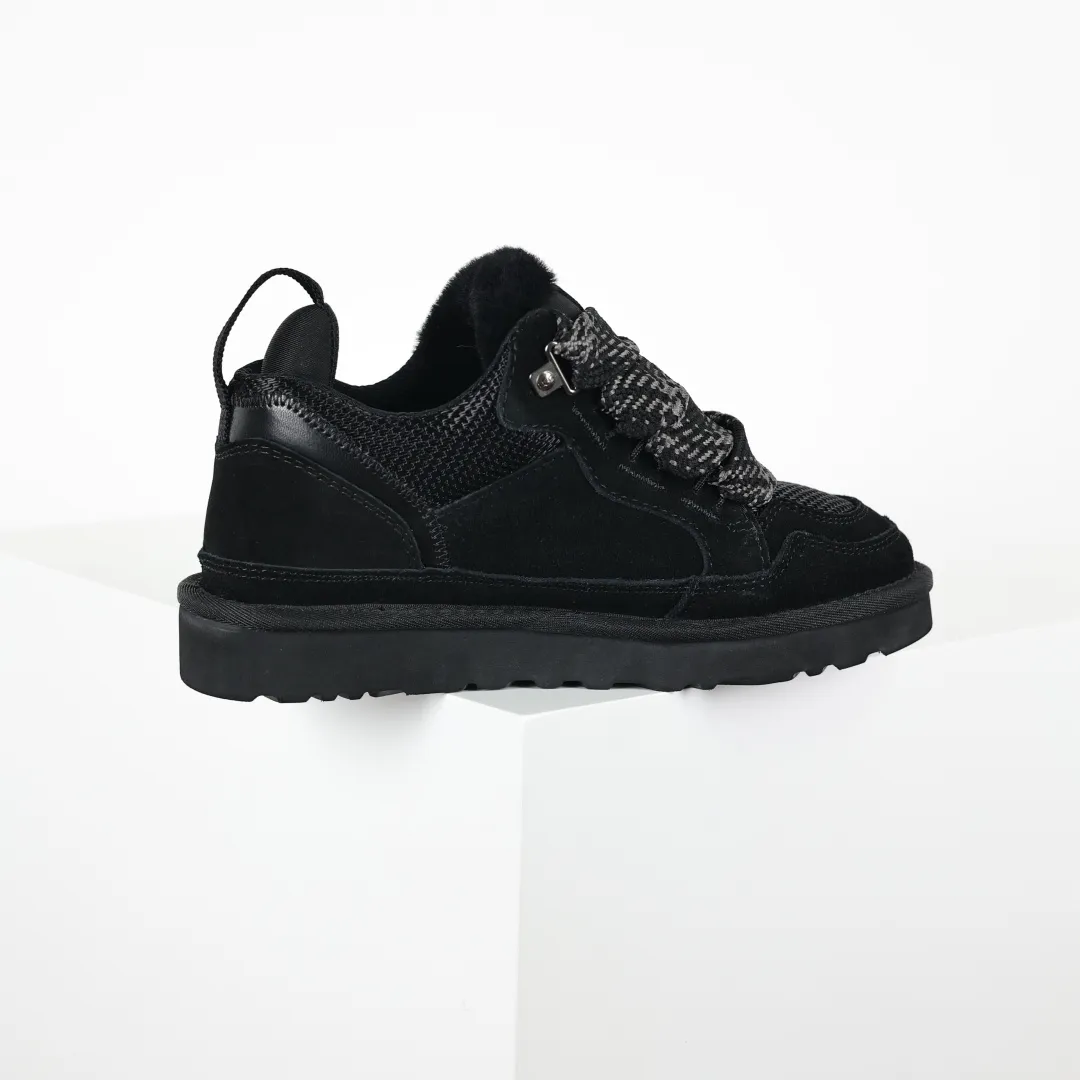 Local self-pickup💰660 Core recommended good price Independently developed original outsole, cashmere insole, keeping warm in winter, suitable for home use. In recent years, uug has launched a style series, which is partially skewed towards the preferences of young consumers, and has also been at the forefront of fashion trends. Shoe body material, water-repellent coated suede upper, 17mm UGGPURE™ implanted wool insole, lightweight non-slip and comfortable rubber outsole, with brand LOGO, complete packaging, size: 35 36 37 38 39 40